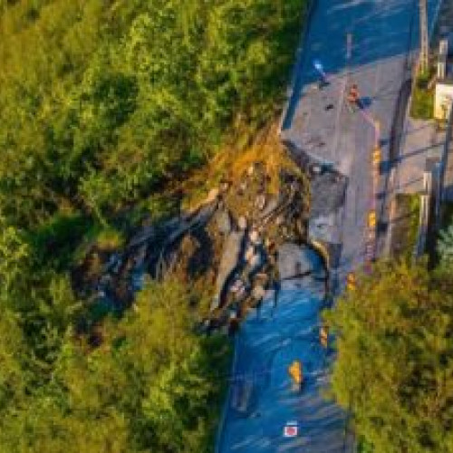 Alertă în Cluj-Napoca: Alunecare de teren pe o stradă, traficul restricționat pe 20 de metri