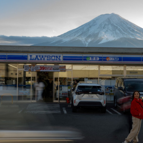 Un oraș japonez vrea să ridice un gard din plasă pentru a bloca fotografiile turistice ale Muntelui Fuji