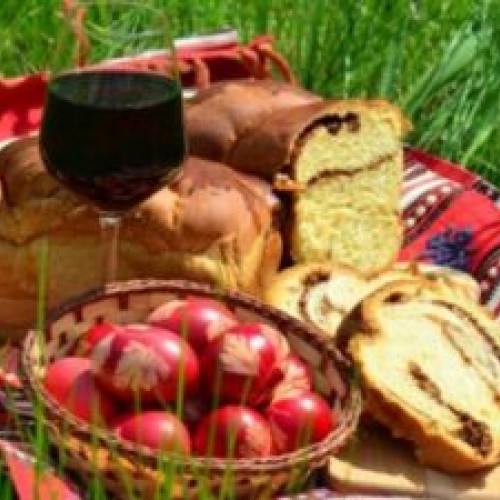 Semnificativ mai mulți români evită consumul excesiv de mâncare și băutură de Paște, conform unui studiu recent!