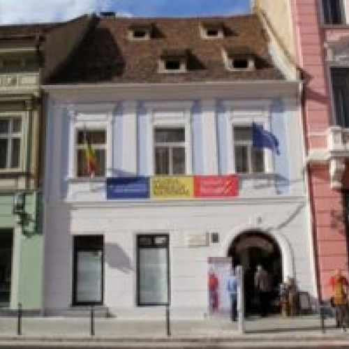Muzeul Casa Mureșenilor și Casa Memorială „Ștefan Baciu” din Brașov, închise până pe 7 mai. Muzeul de Artă rămâne închis până pe data de 12. Află ce evenimente te așteaptă la reîntoarcerea la programul normal. Cine sunt artiștii prezenți la expoziția „Libertatea de expresie”. Rafturile Galeriei de Artă Românească se reorganizează.