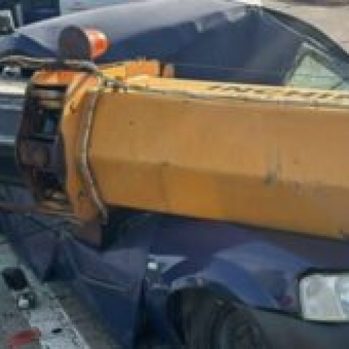 Macara căzută peste mașină în București: Șofer lovit de panică, dar nevătămat. Haos în trafic din cauza incidentului pe Șoseaua Giurgiului. Vezi mai multe pe pagina noastră de Facebook. Foto: Digi24