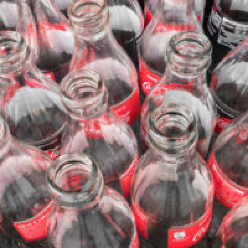 Scădere semnificativă a volumelor în primul trimestru pentru Coca-Cola HBC România, dar veniturile cresc organice! Potrivit raportului financiar al companiei, cauza principală este introducerea taxei pe zahăr. Performanțe deosebite pe piețele emergente, cifra de afaceri de 3,2 miliarde lei. Compania se concentrează pe creșterea organică și inovație. Reacții pozitive pe pagina de Facebook. Alătură-te comunității!