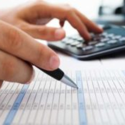 Dizolvarea firmelor în România a crescut cu 15% în primul trimestru al acestui an, înregistrând 12.279 în contrast cu cele 10.709 din perioada similară, conform datelor Oficiului Național al Registrului Comerțului. Cele mai multe dizolvări au avut loc în București și județele înconjurătoare, iar comerțul și construcțiile sunt principalele domenii afectate.
