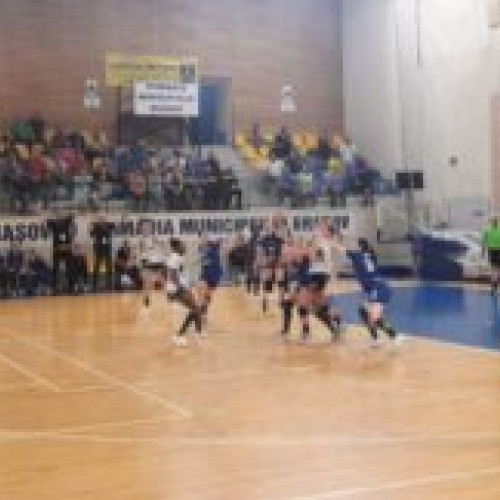 Victoria surprinzătoare a echipelor de tenis din Brașov în fața lui Corona! Brașovencele au jucat excelent iar drumul lor spre victorie în parteneriat cu EHF European League a fost deosebit de bun! Liderii jocului au fost înstruiți bine și de maturitate significantă în partida din minutul 40 in primele minute ale primei reprize având un gol de 8-0. Regula portarului Anica Gudelj, cu 14 grasimi, a fost ovata de publicul spectator. Ce urmează pentru Brașovencele după întrecere lor cu Râmnicu Vâlcea și satisfacția despre echipa? Dropăți în pagina noastră de Facebook pentru mai multe știri ca aceasta și altele!