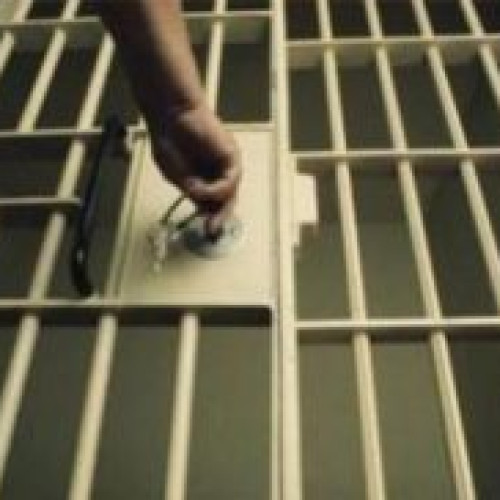 Femeia arestată pentru incendierea locuinței vecinului, judecată pentru distrugere prin incendiere