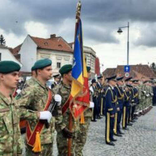 Triplă sărbătoare în Piața Unirii: Ziua Independenței, Ziua Victoriei, și Ziua Europei au fost marcate printr-o ceremonie militară și religioasă