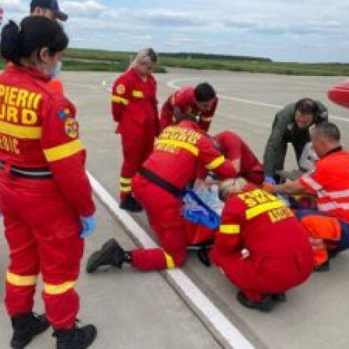 Misiune de succes cu avionul SMURD: Doi pacienţi grav răniți transferați din Suceava la București