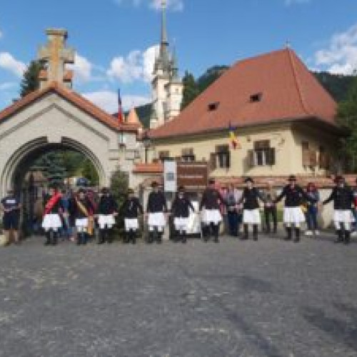 VIDEO Metoda de admitere a tinerelor in ceata Junilor din Brasov: ,,Aruncatul în țol" cu succes a fost marcat in Saptamana Luminata. Sute de turisti au fost martori de curajul lor in Piata Unirii. Priveste pentru a afla mai multe! Cum au reusit sa impresioneze cu priceperea lor?