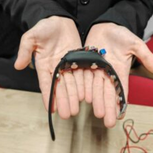O brățară inedită, creată de studenți români din Cluj-Napoca, permite persoanelor cu deficiențe de auz să simtă muzica prin vibrații