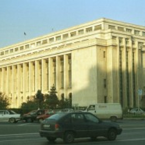 Funcționarii protestează în fața Guvernului! Cer majorarea salariilor cu 30% după ce premierul a refuzat să le acorde acest lucru. Oamenii se plâng de discrepanțele salariale și de lipsa de acțiune a executivului. Greva va continua până la rezolvarea problemelor.