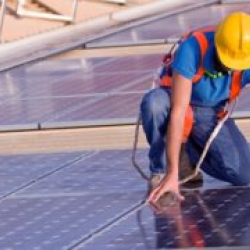 300 de milioane de euro pentru reabilitări energetice și panouri fotovoltaice! Vouchere de stat pentru cetățenii vulnerabili de energie, disponibile pentru îmbunătățirea eficienței energetice în gospodăriile individuale. Apelul de proiecte pentru achiziționarea de instalații fotovoltaice și reabilitarea clădirilor rezidențiale va fi lansat de RepowerEU.