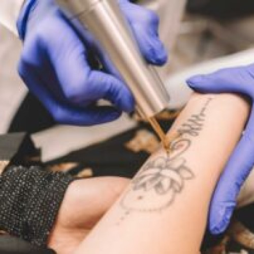 Ordin de ministru: Saloanele nu au dreptul să tatueze persoane sub 18 ani şi nici să facă piercinguri minorilor, decât în zona urechilor şi cu acordul părinţilor