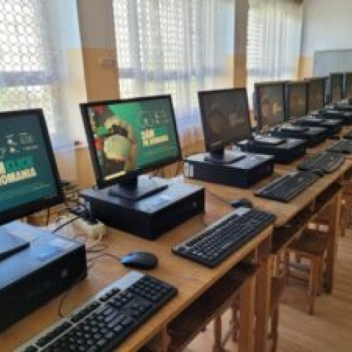 Două Şcoli din Brașov, Printre Beneficiarii Proiectului Dăm Click pe România, Vor Primi Calculatoare Recondiționate. Livrarea Echipamentelor În Cadrul Programului va Începe cu Sprijinul Kaufland Romania și OMV Petrom!