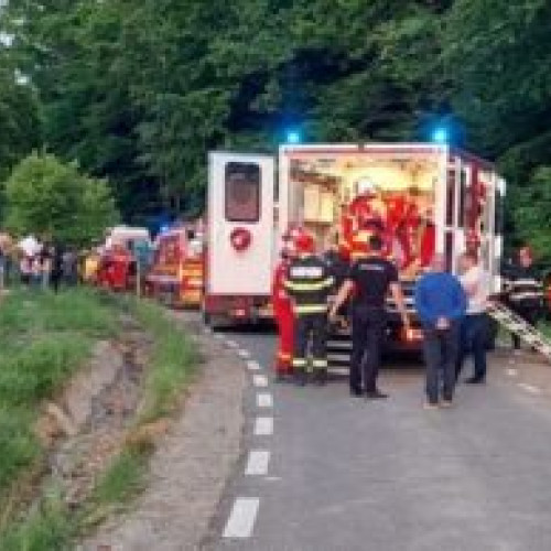Opt victime într-un accident rutier în Bistrița-Năsăud. Minor de 16 ani a murit, alți șapte răniți și transportați la spital după ce mașina s-a răsturnat pe un drum de pădure. Planul Roșu de intervenție activat.