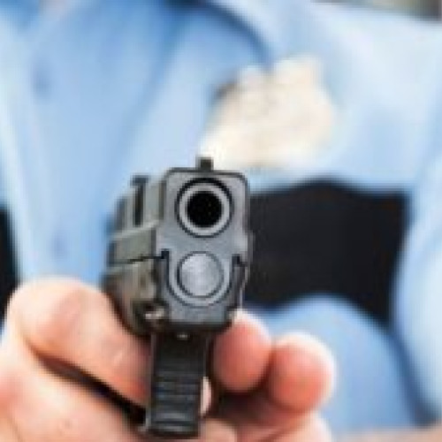 Un bărbat din Iaşi rănit în urma unui atac cu toporul asupra poliţiştilor, după care a fost împuşcat în picior de agenţi