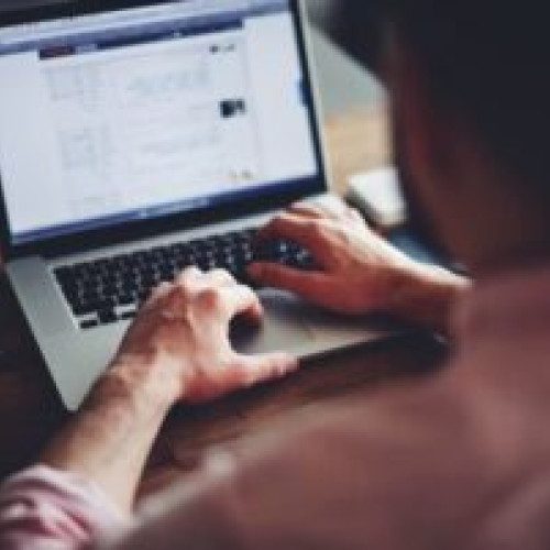 Sute de mii de români vor deveni competenți digitali prin DigCompRo