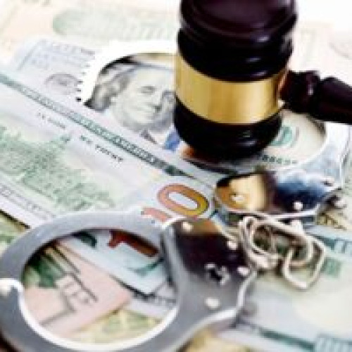 Braşoveancă cercetată sub control judiciar pentru spălare de bani. Ea a ajutat persoane neidentificate să scoată banii proveniţi din fraude