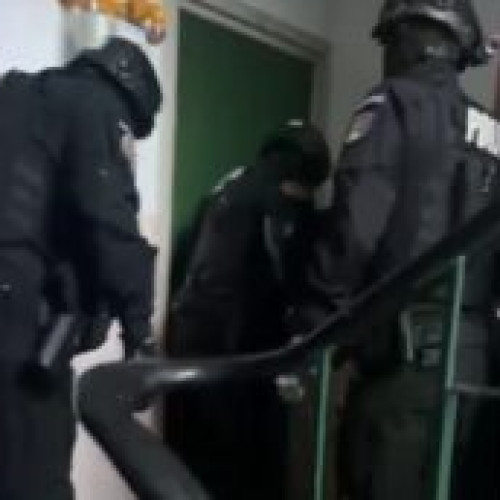 VIDEO Un bărbat de 30 de ani acuzat de pornografie infantilă și trafic de droguri a fost ARESTAT