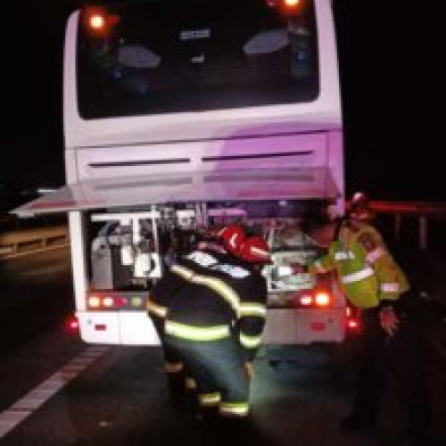 Un autocar cu 40 de copii şi 6 adulţi a luat foc pe autostrada A10
