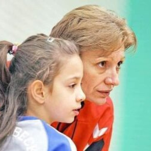 O handbalistă de legendă, Mariana Tîrcă le dă sfaturi părinților din Brașov care își dau copiii la sport