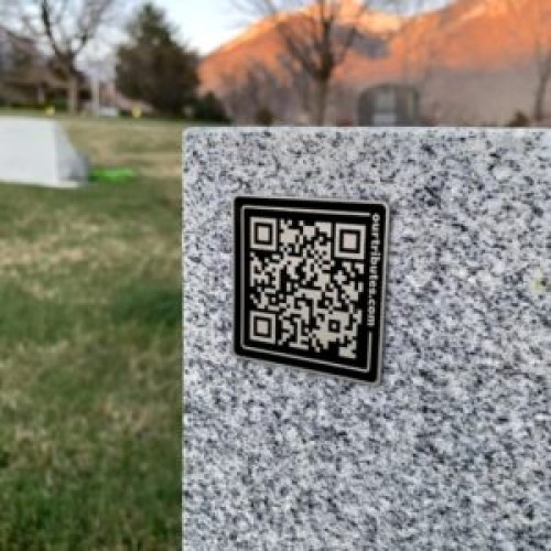 Cod QR pe piatra de mormânt: o afacere dezvoltată în România de doi studenți