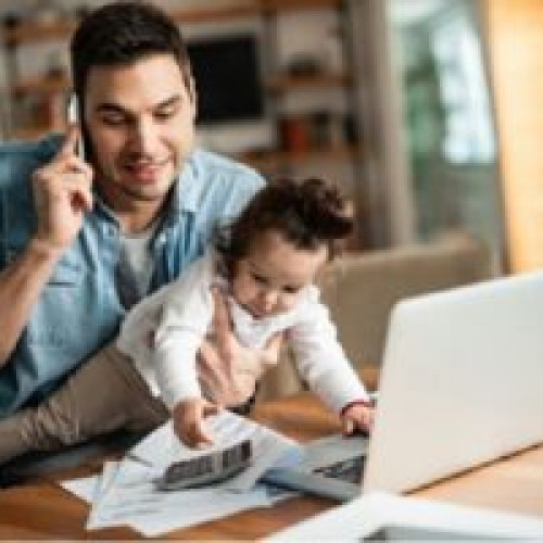 Studiu: Românii muncesc cele mai multe ore, dar productivitatea e cu 30% sub cea din UE
