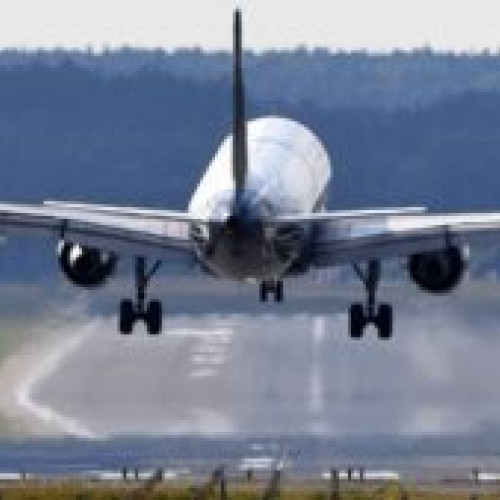 Avion din Armenia re-rutat la Otopeni, urmat de o alertă cu bombă