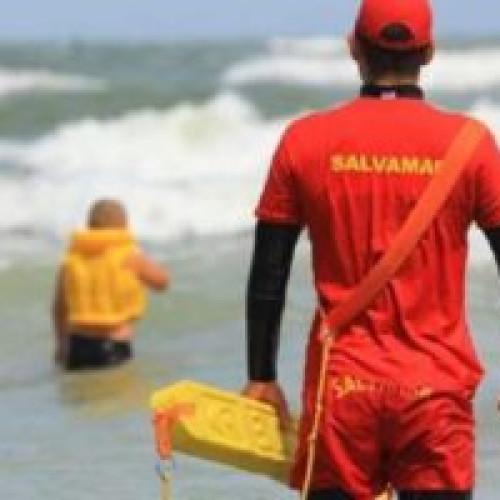 Aproximativ 100 de salvamari vor supraveghea plajele din Constanța și Mamaia
