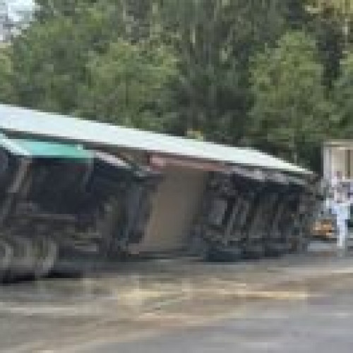 Un TIR s-a răsturnat în această dimineață pe DN 1, între Predeal și Brașov