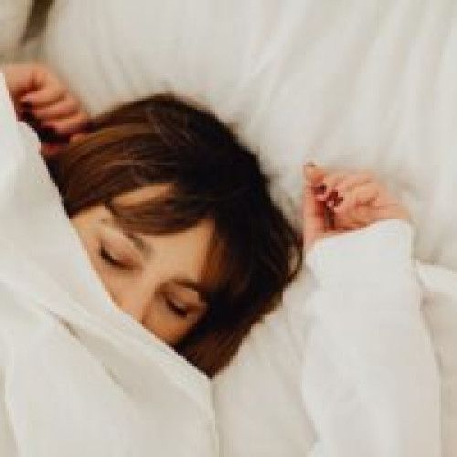 Cum să ai un somn mai bun: alimentele care te ajută să te odihnești